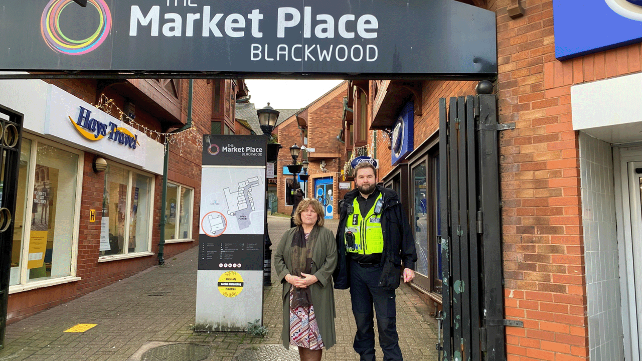 Cllr Leonard and Insp Petty on Blackwood high street.png